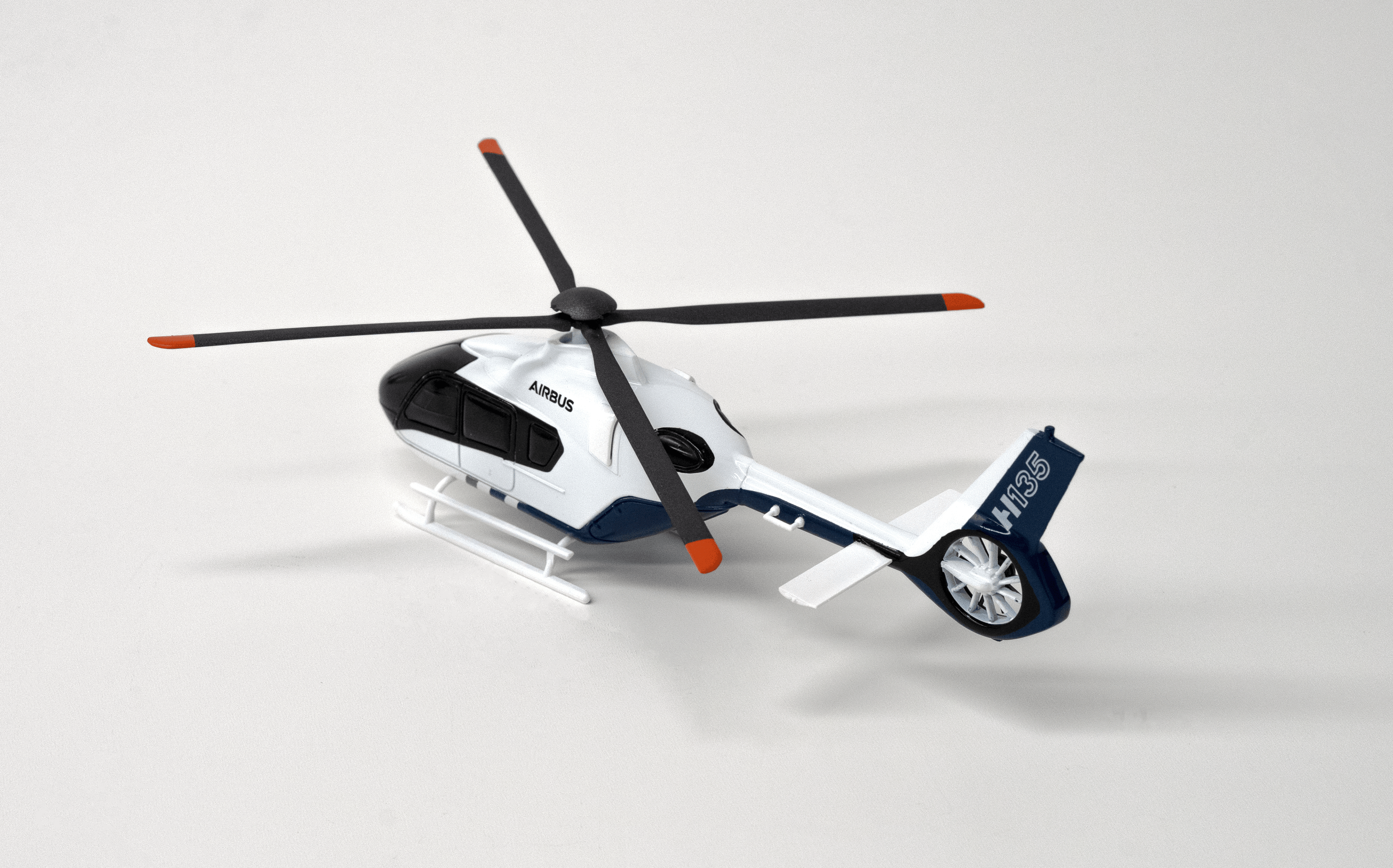 H135  1/72