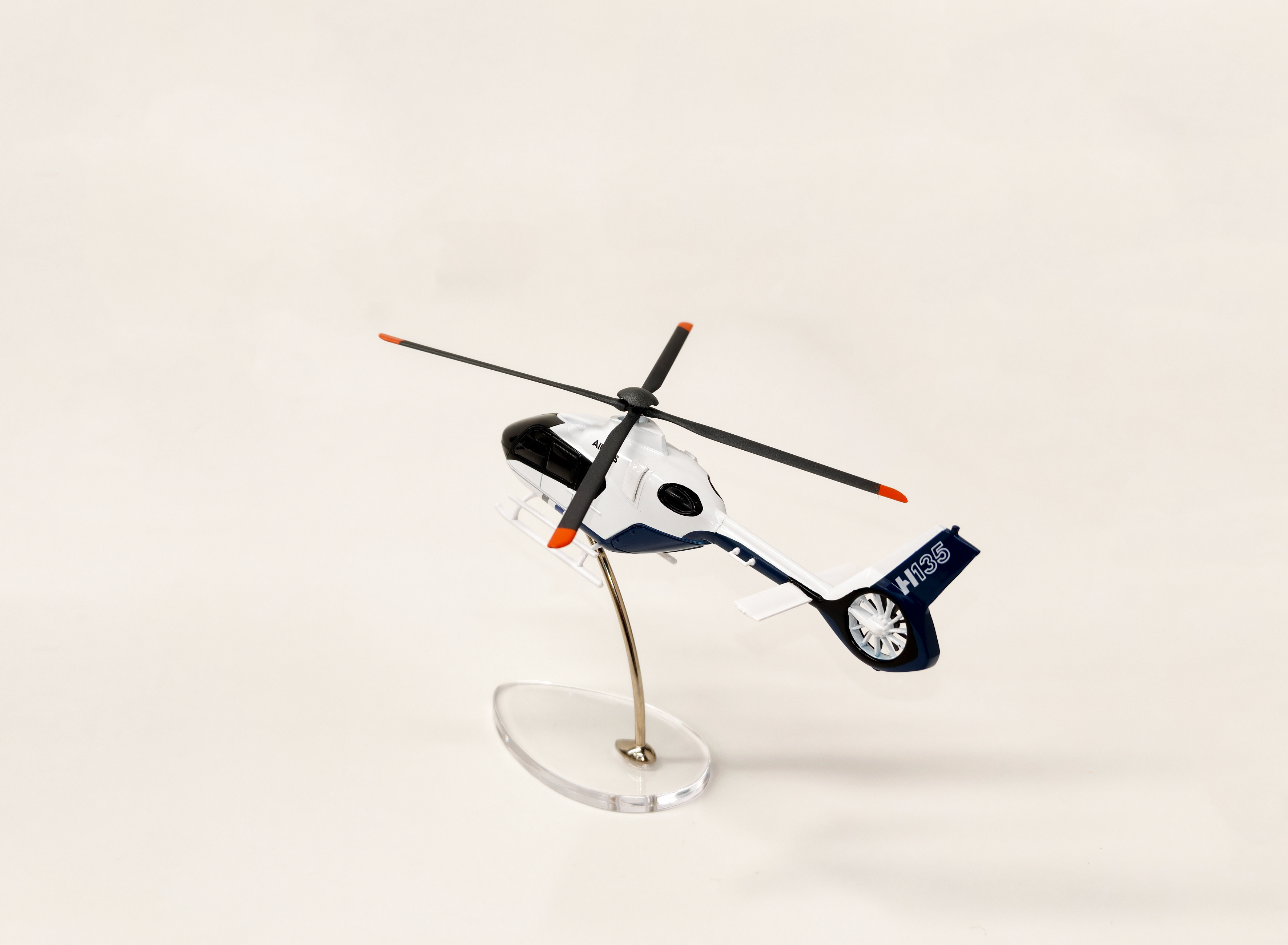 H135  1/72